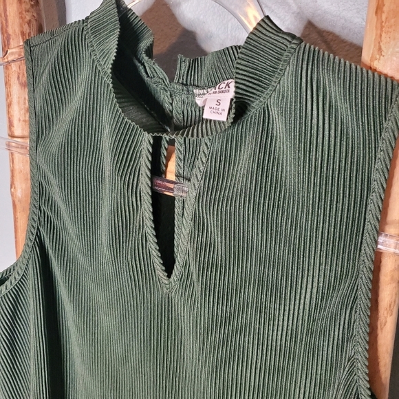 Jack by BB Dakota Keyhole top Small - Picture 4 of 8